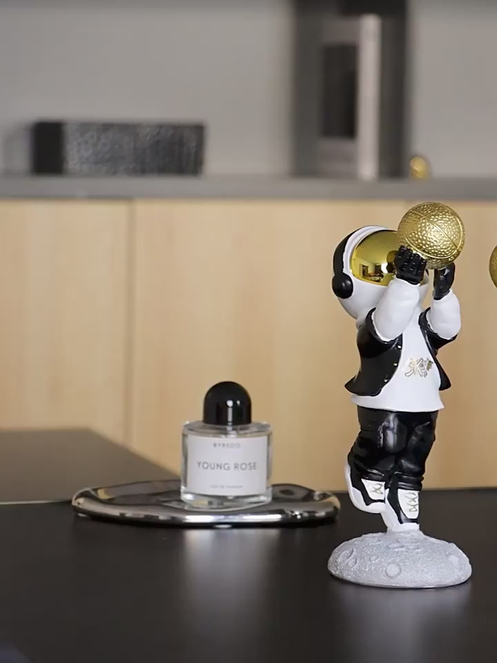 Nordic Astronaut Resin Figurine – Whimsical Decor for Kids' Rooms or Office Desks