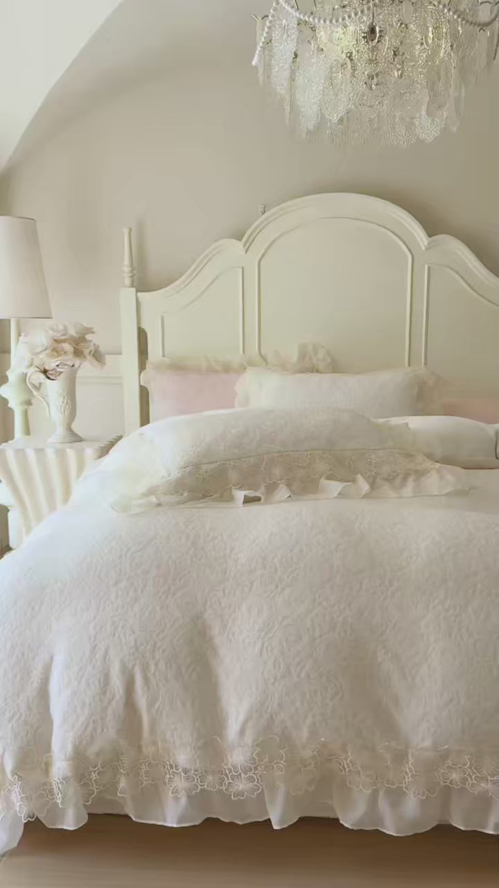 Romantic Velvet Bedding Set with Lace Ruffles – Cozy Duvet Cover and Sheet Set for Winter Comfort